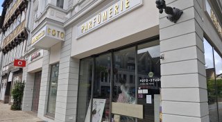 Einbruch in Parfümerie in Höxter: Täter wirft Tür mit Gullydeckel ein