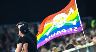 St. Pauli-Fans planen Regenbogen-Protest gegen VfL-Stürmer
