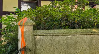 Sorge vor Gaunerzinken: Wer hat orangefarbige Schmierereien an Häusern in Enger hinterlassen?