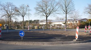 Blumen müssen weichen: Kreisverkehr in Bad Lippspringe ist jetzt asphaltiert