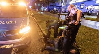 Aggressiver Mann aus Löhne pinkelt Bielefelder Polizisten vor die Wache