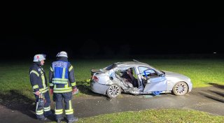 Drei Schwerverletzte bei Unfall im Kreis Gütersloh - Mitfahrer in Auto eingeschlossen