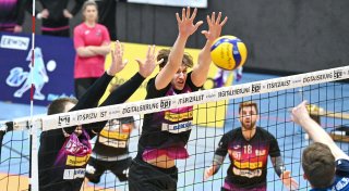 Strate schwingt sich zum Besten der Post-Volleyballer auf