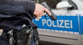 Einsatz in der Gütersloher Innenstadt: Polizisten ziehen Taser und Dienstwaffe