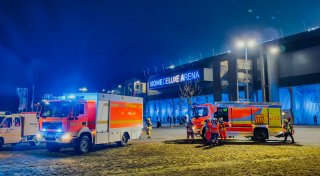 Feuerwerkskörper auf Polizisten geworfen: Rostock-Fan in Paderborn verurteilt