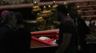 Sarg von Franziskus verschlossen