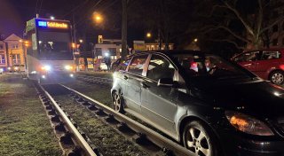 Mercedes landet auf den Gleisen und stoppt den Bielefelder Stadtbahn-Verkehr
