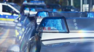 Gefährlicher Vorfall bei Bad Driburg: Flasche von Brücke auf Auto geworfen