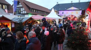 Mit vielen Fotos: Ein Schloss in Espelkamp wird zum Treff für Jung und Alt