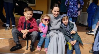 Hollywood-Star Jolie berichtet von Drohnengefahr in Ukraine