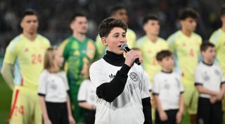 Gänsehaut vor Anpfiff: 13-Jähriger singt Nationalhymne
