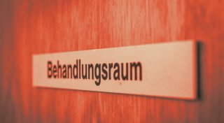 Patient masturbiert in Bünder Physiotherapie-Praxis