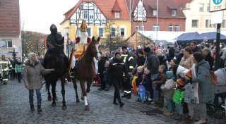 Ganz viele Kinder beim Nikolausmarkt in Büren
