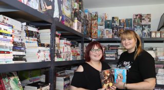Sogar die Oma packt mal mit an: Löhner Schwestern führen Manga-Online-Shop