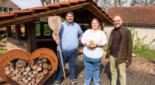 Pizza, Brot und Co: Ehepaar aus dem Kreis Gütersloh baut XL-Steinofen im eigenen Garten