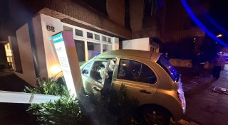 Kurioser Unfall in Bielefeld: Auto kracht auf Detmolder Straße in Hauswand