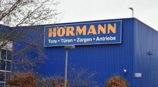 Brand beim Unternehmen Hörmann im Kreis Gütersloh: Großer Einsatz der Feuerwehr