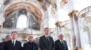 Drei Kerzen und Rosen für Tote - Gedenken nach Zugunglück