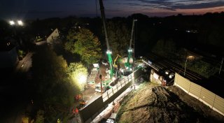 Neue Lärmschutzwand schwebt in Bielefeld an Schwerlastkränen zum ICE-Tunnel