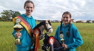 Rödinghauser Schwestern erfolgreich bei der Deutschen Meisterschaft im Hobby Horsing