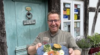 Kochprofi aus OWL verrät sein Rezept für Goldforelle mit Knusper-Ei
