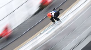 Skispringerin Freitag gewinnt WM-Silber