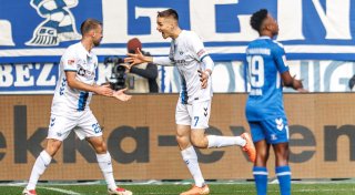 Sebastian Klaas lässt den SC Paderborn jubeln, ein Teamkollege dankt dem VAR