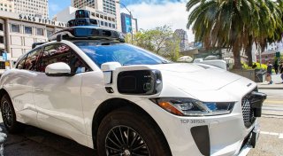 Leeres Robotaxi blockiert Fast-Food-Autoschalter