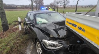BMW fährt bei Borgentreich auf Kleinlaster auf