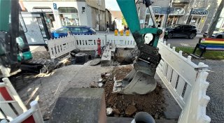 Was hat es damit auf sich? Ein Loch am Rande des Warburger Neustadt-Marktplatzes