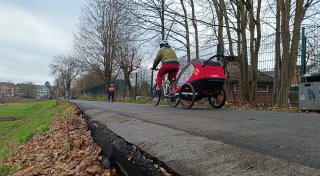 Gefährliche Kante am Radweg: Rollstuhlfahrer aus Bünde hat Angst