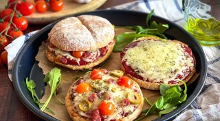 Zwei in einem: Der Pizza-Burger als rustikales Fingerfood