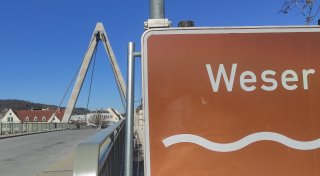 Schadhafte Weserbrücke in Höxter bleibt für Lastwagen tabu