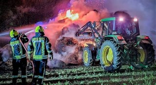 Rund 30 Strohballen brannten in Enger lichterloh