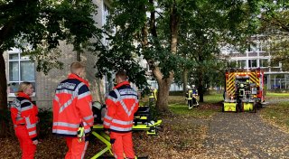 Brand in Bielefelder Schule: Berufskolleg evakuiert, Feuerwehr lobt Schüler