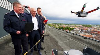 Deutschlandweit einzigartig: Drohne fliegt in Paderborn der Feuerwehr voraus