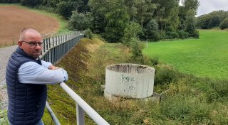 Dieser Damm bei Warburg gaukelt den Schutz vor Hochwasser nur vor