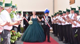 Michael und Brigitta Götte regieren mit einem großen Hofstaat in Peckelsheim