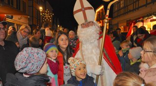 Der Nikolaus eröffnet den Nikolausmarkt in Brakel