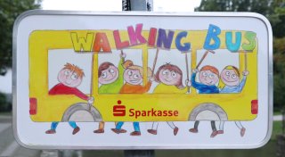 Sicher und gesund zur Schule: Walking Bus in Paderborn feiert Jubiläum