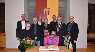 25 Jahre Paderborn-Lied: Madison Band verewigt sich im Goldenen Buch der Stadt