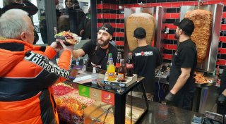 Eröffnung von „Haus des Döners“ in Paderborn: Mega-Andrang für den 1-Cent-Döner