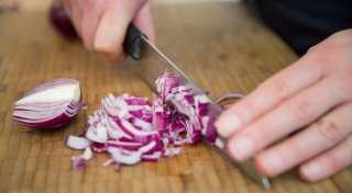 Tränen beim Zwiebelschneiden? Da hilft der Messer-Trick