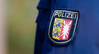 Vor Polizeiwache in Kiel: Beamte schießen auf mit Messern bewaffneten Mann