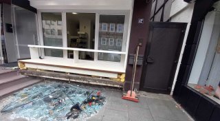 Unbekannte werfen Gullydeckel in Schaufenster von Juwelier in Beverungen