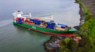Bergung von Containerschiff wird Tage dauern