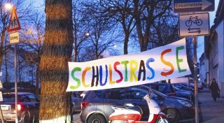 Kampf gegen Elterntaxis: Wie Bielefeld jetzt Autofahrer von Schulen fernhalten will
