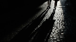 22-Jährige in Bielefelder Park angegriffen: Duo raubt Beutel mit Lebensmitteln