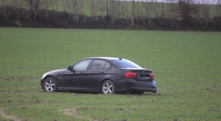 Fahrt eines BMW endet in Acker in Löhne