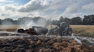Brandstiftung: Unbekannte stecken XXL-Rundballen an - Feuerwehr verhindert Feldbrand